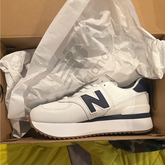 White platform New balance Sneaker with gum bottom - Picture 2 of 8